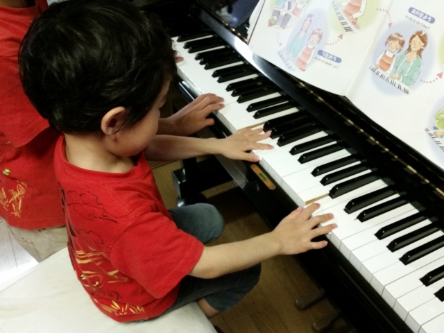 ピアノを弾く子